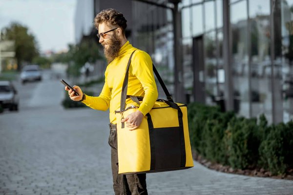 Quels hébergements en Islande offrent une expérience de baignade dans des sources chaudes naturelles?